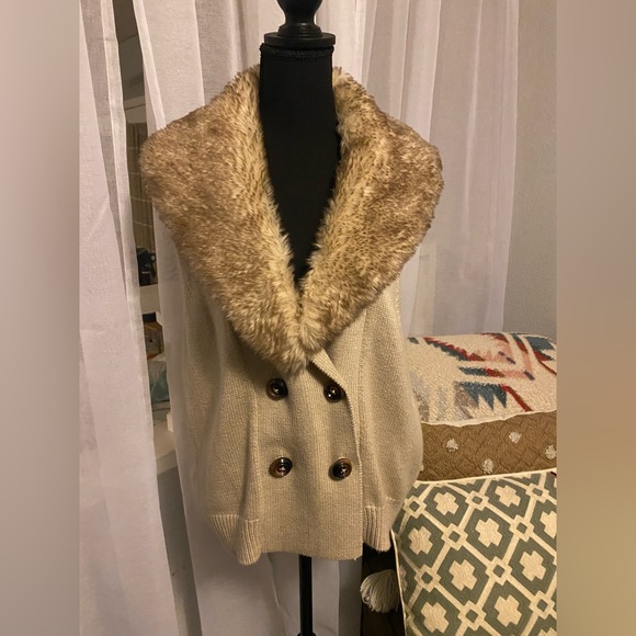 BCBG SWEATER VEST - Picture 2 of 10